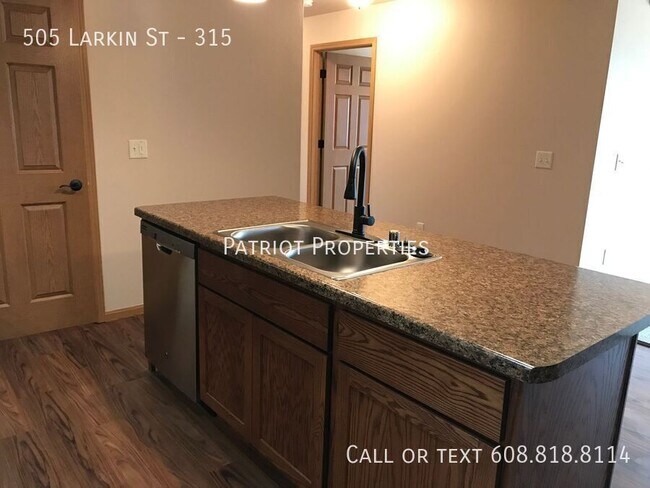 Building Photo - 505 Larkin St