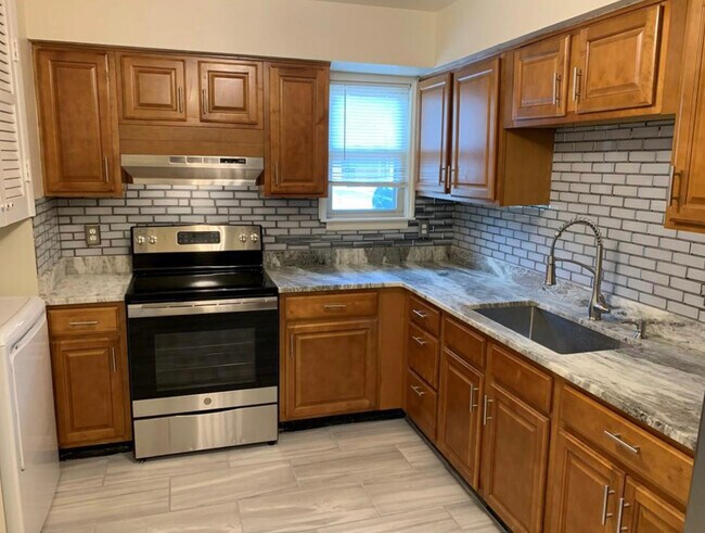 Foto del edificio - 1317 W Tanners Creek Dr