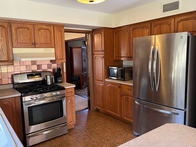 Building Photo - 525 E Carpenter Dr