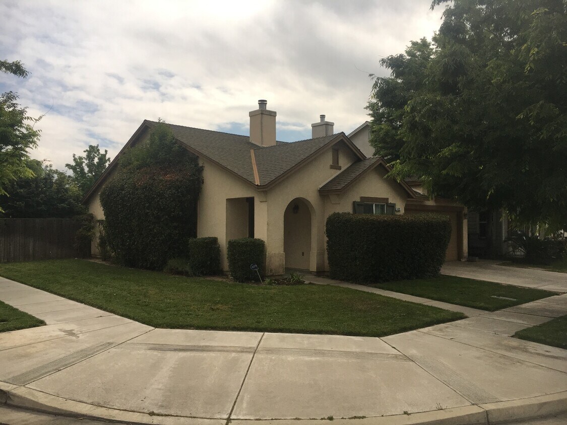 Building Photo - 422 Meandering Way
