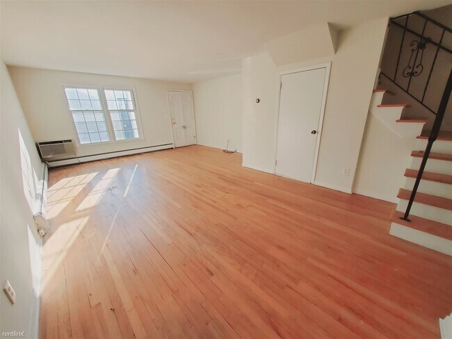 Foto del edificio - 2 br, 1.5 bath Townhome - 13 Elmwood St