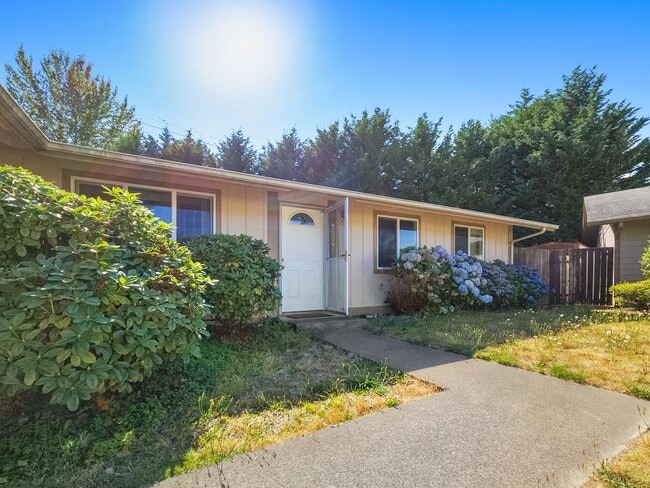 Building Photo - Pet-Friendly 3-Bedroom Rambler with Fenced...