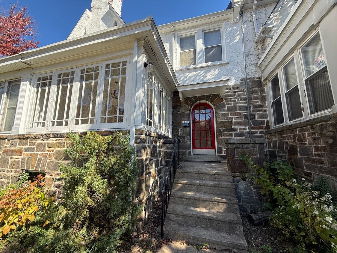 Primary Photo - Spacious 3 Bedroom Townhome in Historic Ed...