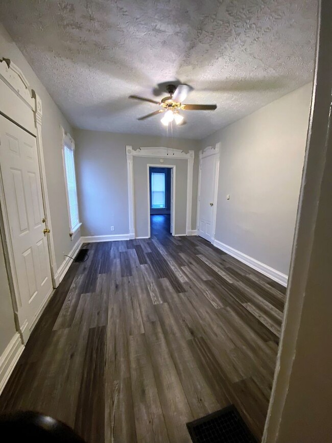 Building Photo - 2 Bedroom with Spring Rent Special!
