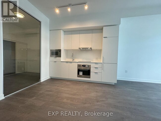 Building Photo - 8 Olympic Gdn Dr