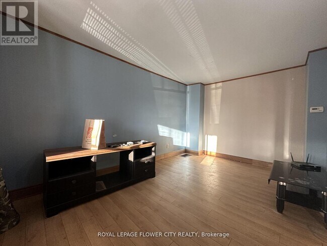 Photo du bâtiment - 1248 McEwan Ave