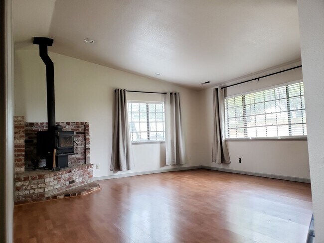 Foto del edificio - Charming 3-Bed Home in Gated Community with Updated Interiors & Private Yard!