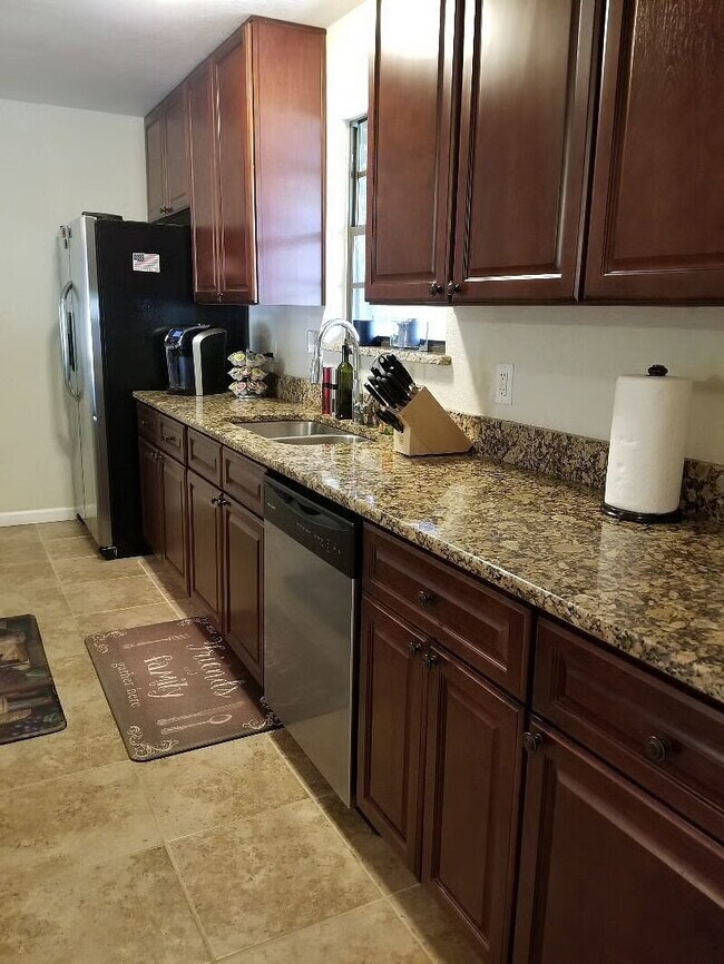 Building Photo - Furnished 3-Bedroom Pool Home