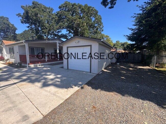 Building Photo - 3 bedroom 2 bath Veneta Home