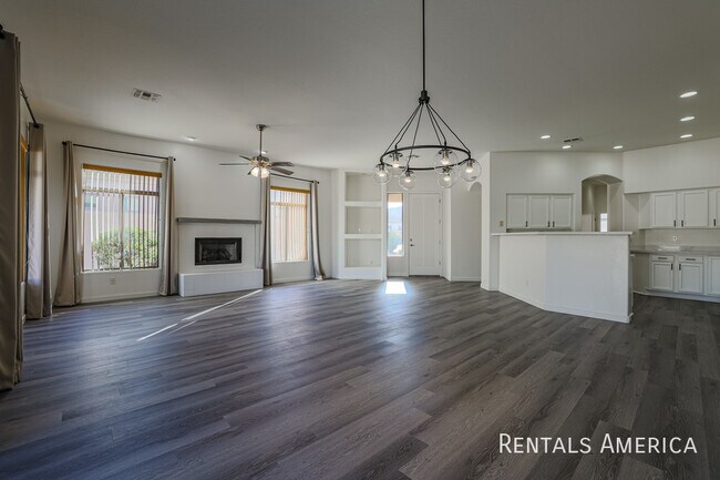 Building Photo - 2126 E Fawn Dr