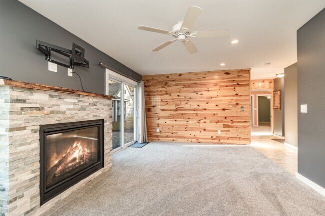 Foto del edificio - Coming Soon! Charming 3-Bed Lakefront Rental Retreat - $1750/Month