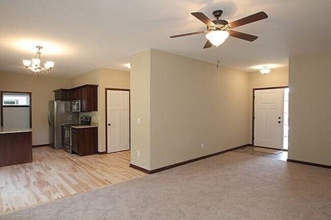 Building Photo - 4 Bedroom Home in Mackinaw Village