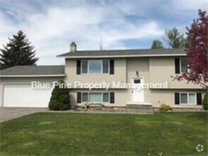 Building Photo - 465 Lyn Ave