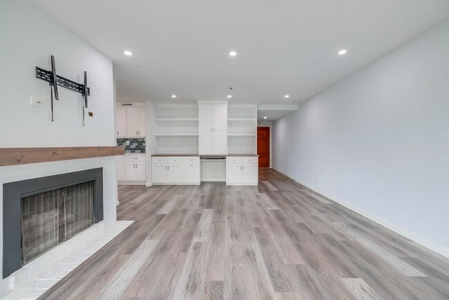 Building Photo - 230 S Catalina Ave