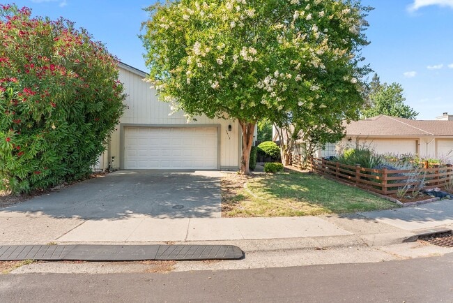 Building Photo - Charming 2 Bedroom 2 Bath Duplex