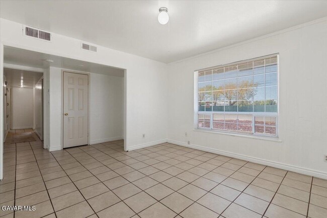 Foto del edificio - 44960 E 3rd St