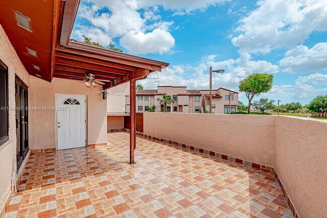 Foto del edificio - 740 NW 105th Pl
