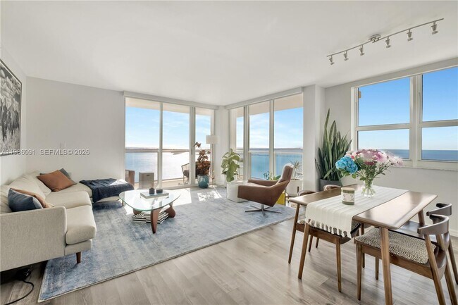 Building Photo - 1155 Brickell Bay Dr