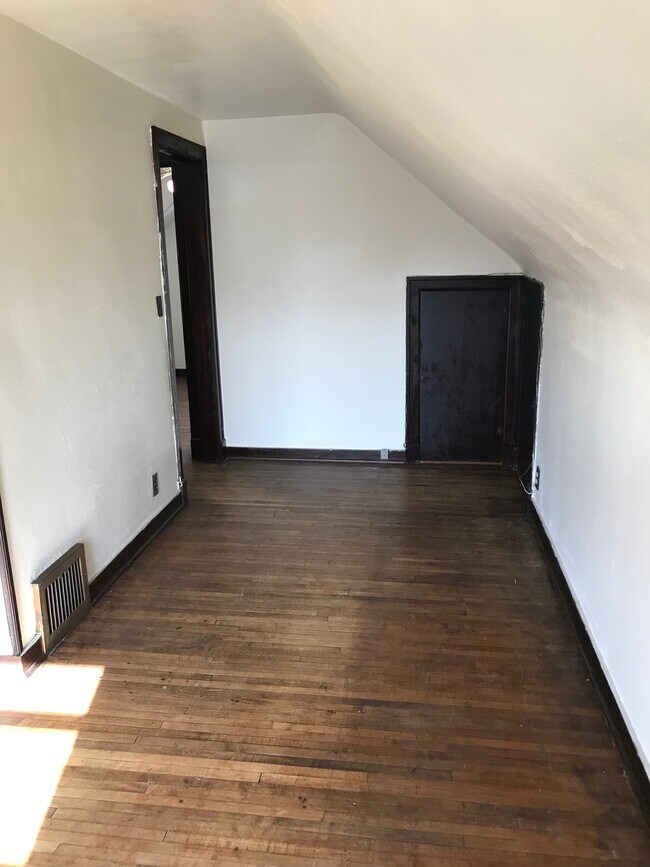2 armarios de almacenamiento fuera de la sala de estar, uno que recorre todo el largo del frente de la casa - 3226 Milwaukee St