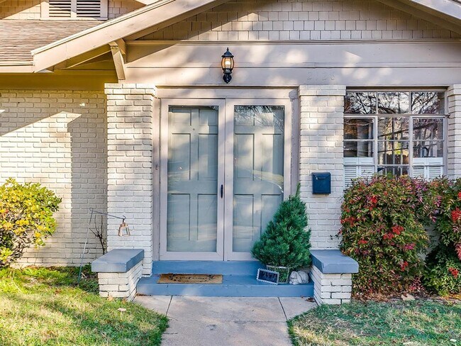 Building Photo - 2126 Mistletoe Ave