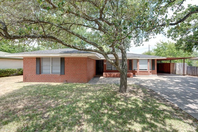 Building Photo - 4 br, 2 bath House - 208 Helena St