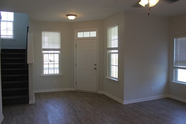 Building Photo - Beautiful Townhome in Wellstone