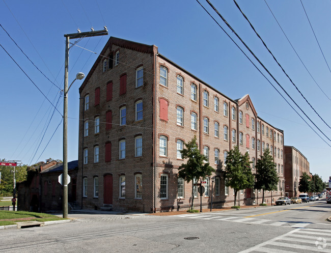 Building Photo - Carriage House