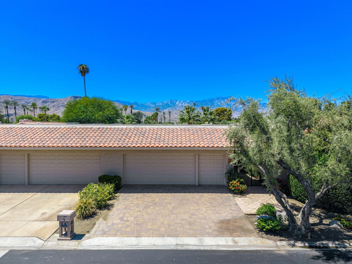 Foto principal - 5 Stanford Dr