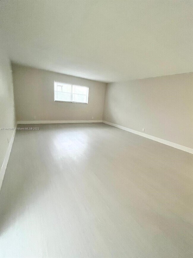 Foto del edificio - 861 SW 74th Terrace