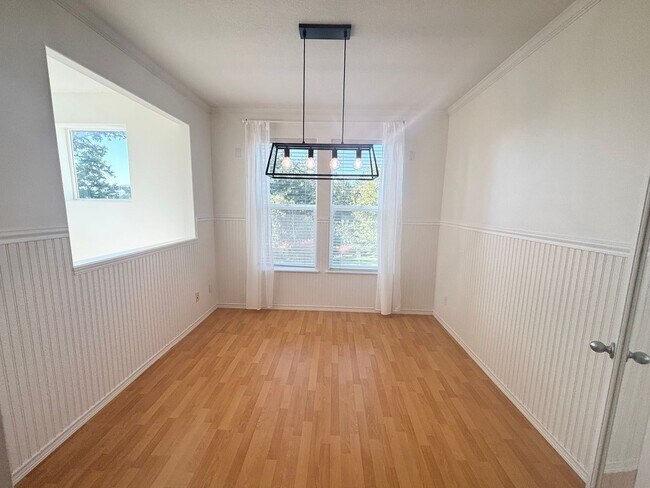 Foto del edificio - 3 Bedroom Forest Heights Condo! Water & Se...