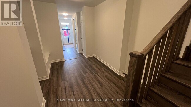 Building Photo - 5 Vimy Rdg Rd