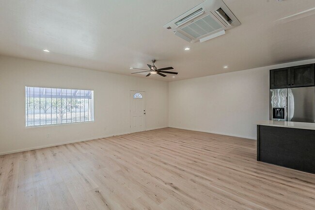 Foto del edificio - 1625 E 8th St
