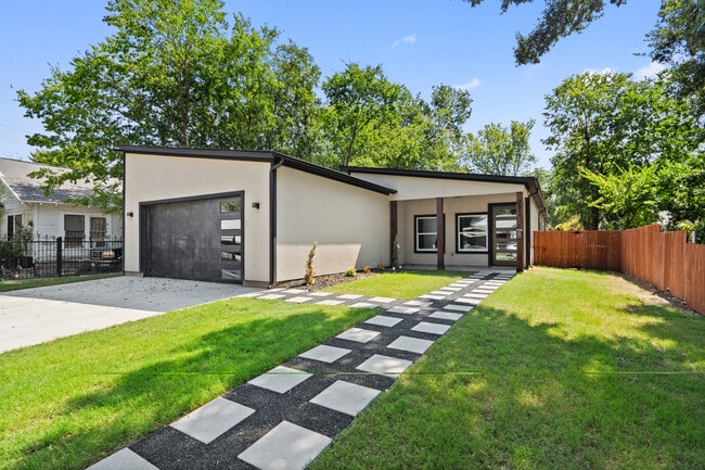Building Photo - 2514 Carpenter Ave
