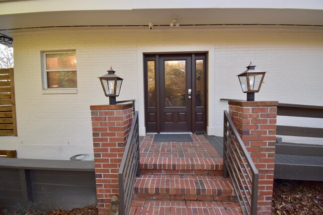 Building Photo - 2002 Greenwood Dr