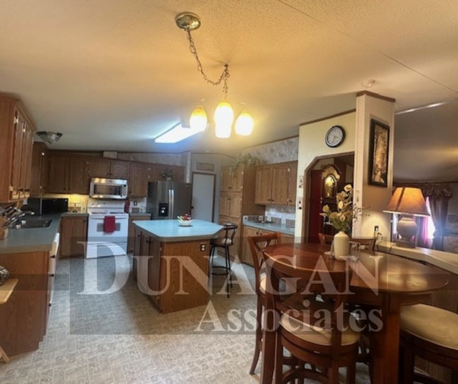 Building Photo - 3 Bed / 2 Bath Fully Furnished Mobile Home, pet friendly!