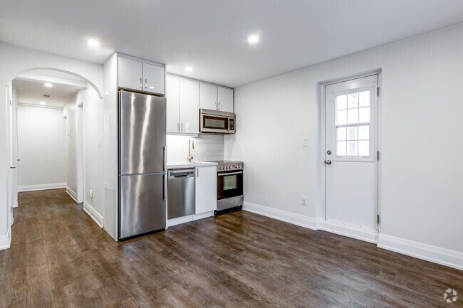 1 chambre + bureau, 1 salle de bain - 640 pi2 - Cuisine/salle à manger/salon - 697-701 Eglinton