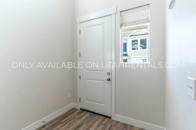 Building Photo - 2072 N 3900 W