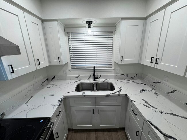 Foto del edificio - 2126 N Glenn Ave