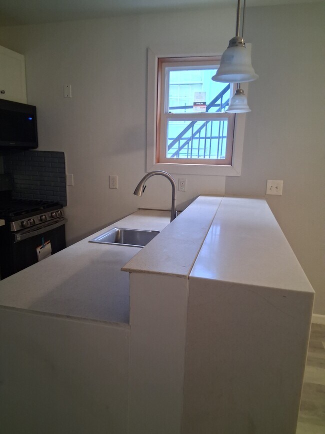 Building Photo - 112 S 6th St