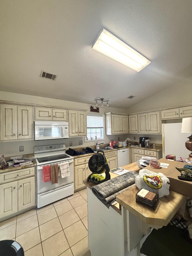 Building Photo - 398 Beryl Dr