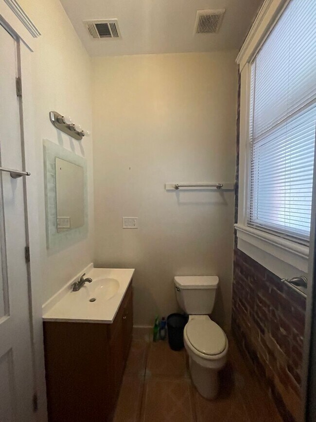 Foto del edificio - SPACIOUS EASTSIDE APARTMENT