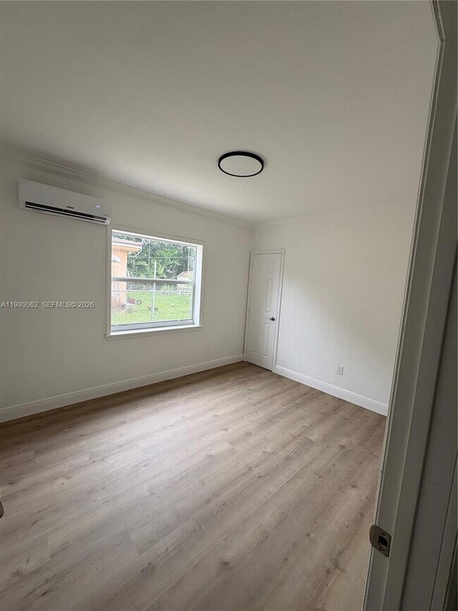 Foto del edificio - 1348 NE 182nd St