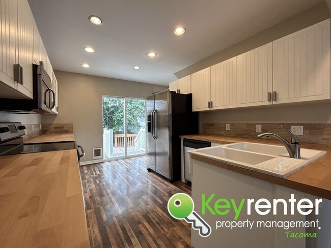 Foto del edificio - Gorgeous Craftsman 3 Bed 2 Bath Tacoma House