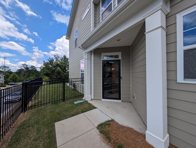 Foto del edificio - Modern Corner Lot Townhome located in the Ivy Ridge Community in South Carolina !