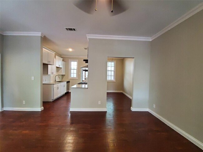 Building Photo - 925 E 41st St
