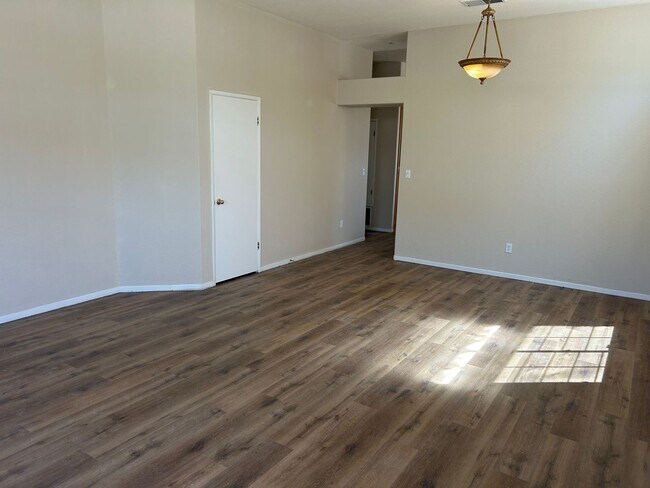 Foto del edificio - 580 Creekwood Ct