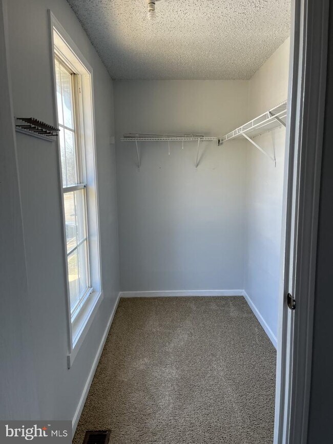 Building Photo - 1525 Iris Ct