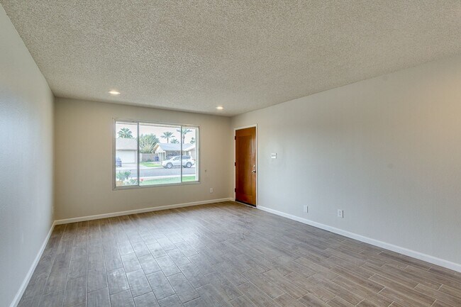 Foto del edificio - FULLY REMODELED 4 BEDROOM, 2 BATH HOME - M...