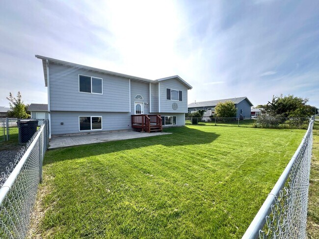 Foto del edificio - Pet Friendly 4 Bed 2 Bath Single Family Home W/ Fully Fenced Yard, Double Car Garage Located in E...