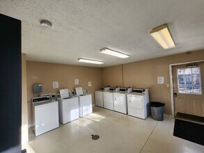Building Photo - 3303 Maplewood Dr